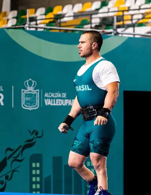 Zico (Ezequiel), fundador da Zico Academia, competindo pela seleção paralímpica brasileira de halterofilismo